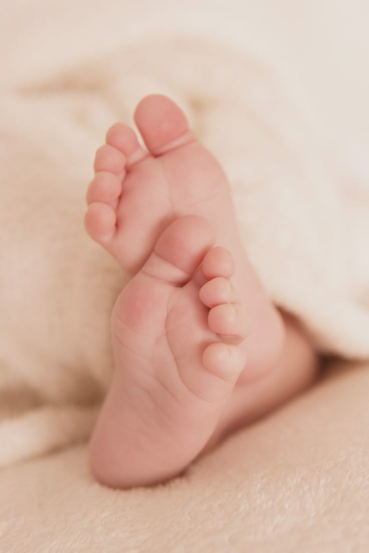 Birth Keepsake: Tiny baby feet